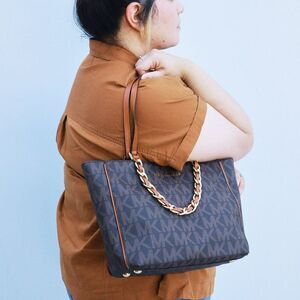 NWT Michael Kors Jet Set Signature Tote w Chain